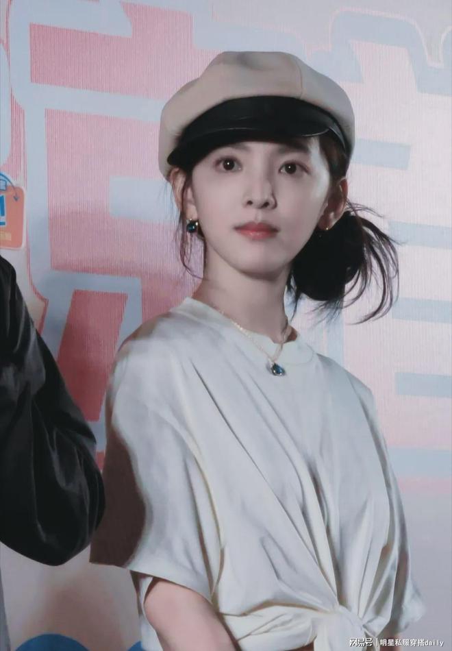 发搭抹胸小黑裙同框高叶周洁琼美爆了开元棋