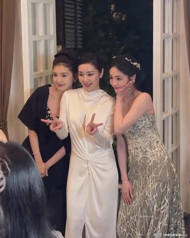 发搭抹胸小黑裙同框高叶周洁琼美爆了开元棋牌又被章若楠惊艳到！公主盘(图4)