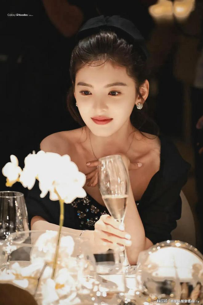 发搭抹胸小黑裙同框高叶周洁琼美爆了开元棋牌又被章若楠惊艳到！公主盘(图5)