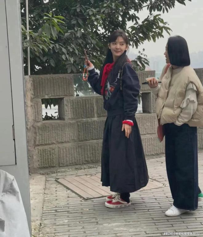 发搭抹胸小黑裙同框高叶周洁琼美爆了开元棋牌又被章若楠惊艳到！公主盘(图7)