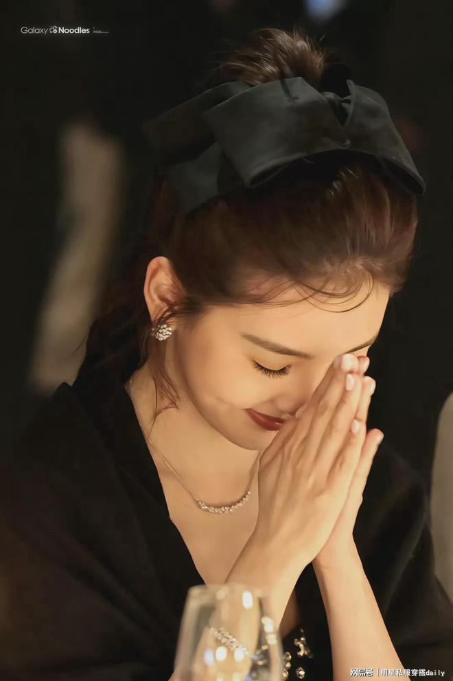 发搭抹胸小黑裙同框高叶周洁琼美爆了开元棋牌又被章若楠惊艳到！公主盘(图9)