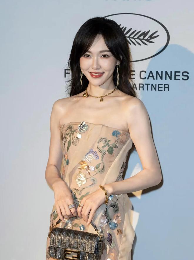 节晚宴钟楚曦明艳动人唐嫣苹果肌下垂开元ky棋牌唐嫣钟楚曦亮相戛纳电影(图2)