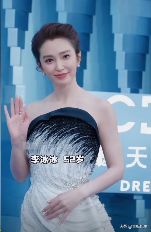 背抢镜胡杏儿美出圈C位张柏芝抢尽风头开元棋牌app澳门晚宴：刘嘉玲大露(图3)