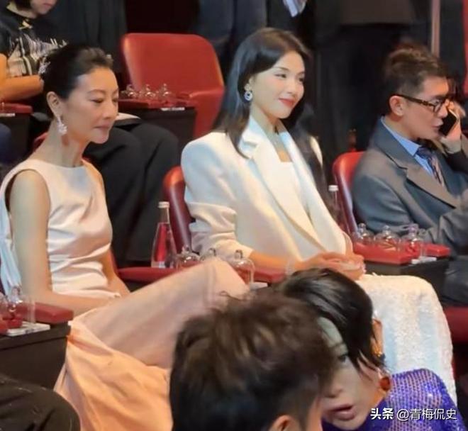 背抢镜胡杏儿美出圈C位张柏芝抢尽风头开元棋牌app澳门晚宴：刘嘉玲大露(图4)