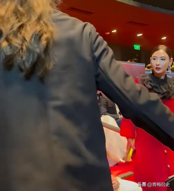 背抢镜胡杏儿美出圈C位张柏芝抢尽风头开元棋牌app澳门晚宴：刘嘉玲大露(图9)