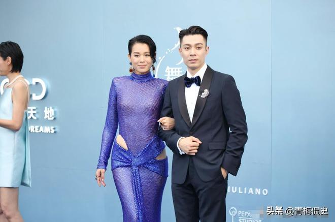 背抢镜胡杏儿美出圈C位张柏芝抢尽风头开元棋牌app澳门晚宴：刘嘉玲大露(图8)