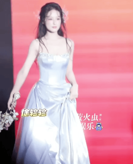 个天生丽质颜值身材都不输内娱女星开元棋牌短剧演员红毯：女演员们各(图3)