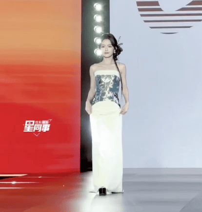 个天生丽质颜值身材都不输内娱女星开元棋牌短剧演员红毯：女演员们各(图2)