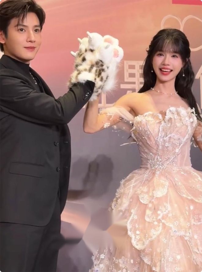 个天生丽质颜值身材都不输内娱女星开元棋牌短剧演员红毯：女演员们各(图4)