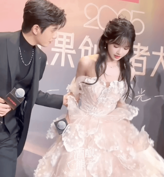 个天生丽质颜值身材都不输内娱女星开元棋牌短剧演员红毯：女演员们各(图5)