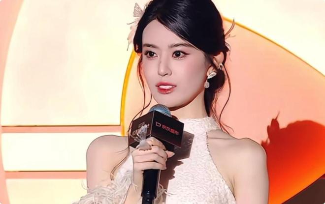 个天生丽质颜值身材都不输内娱女星开元棋牌短剧演员红毯：女演员们各(图7)