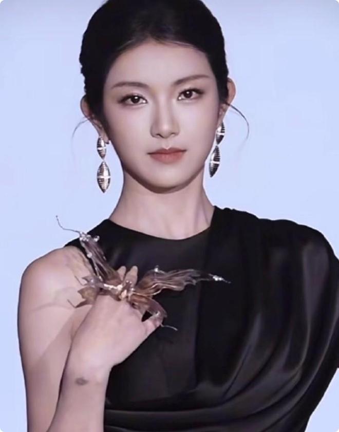 个天生丽质颜值身材都不输内娱女星开元棋牌短剧演员红毯：女演员们各(图8)