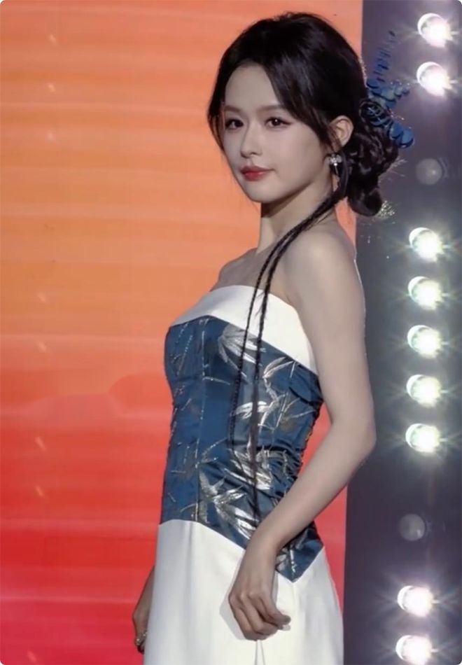 个天生丽质颜值身材都不输内娱女星开元棋牌短剧演员红毯：女演员们各(图21)