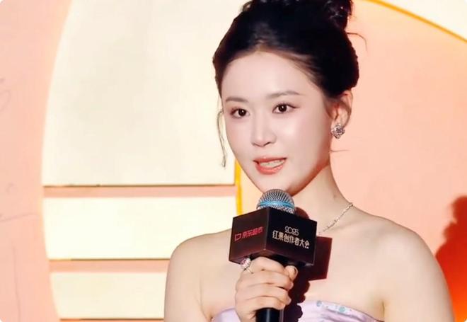 个天生丽质颜值身材都不输内娱女星开元棋牌短剧演员红毯：女演员们各(图11)