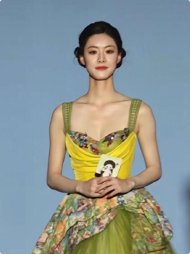 个天生丽质颜值身材都不输内娱女星开元棋牌短剧演员红毯：女演员们各(图14)