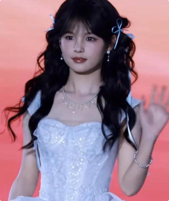 个天生丽质颜值身材都不输内娱女星开元棋牌短剧演员红毯：女演员们各(图19)