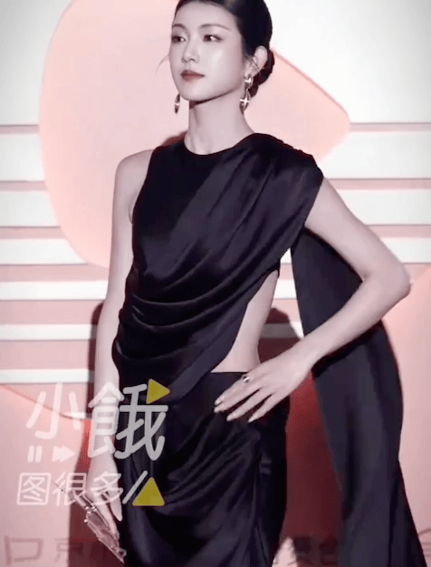 个天生丽质颜值身材都不输内娱女星开元棋牌短剧演员红毯：女演员们各(图15)