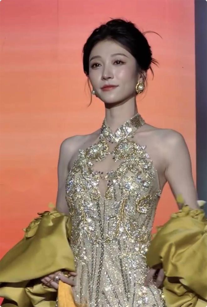 个天生丽质颜值身材都不输内娱女星开元棋牌短剧演员红毯：女演员们各(图17)