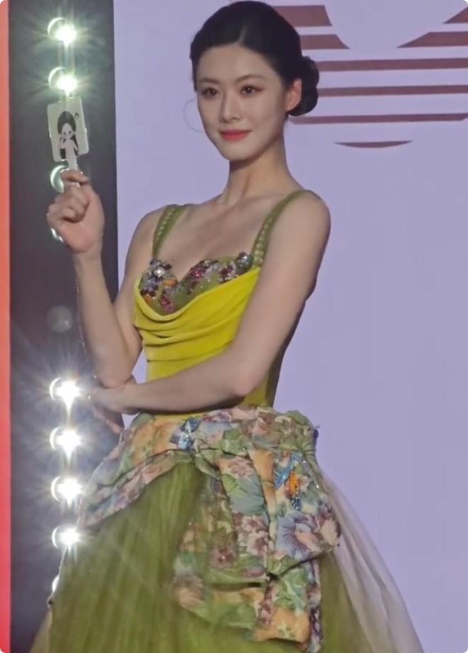 个天生丽质颜值身材都不输内娱女星开元棋牌短剧演员红毯：女演员们各(图16)