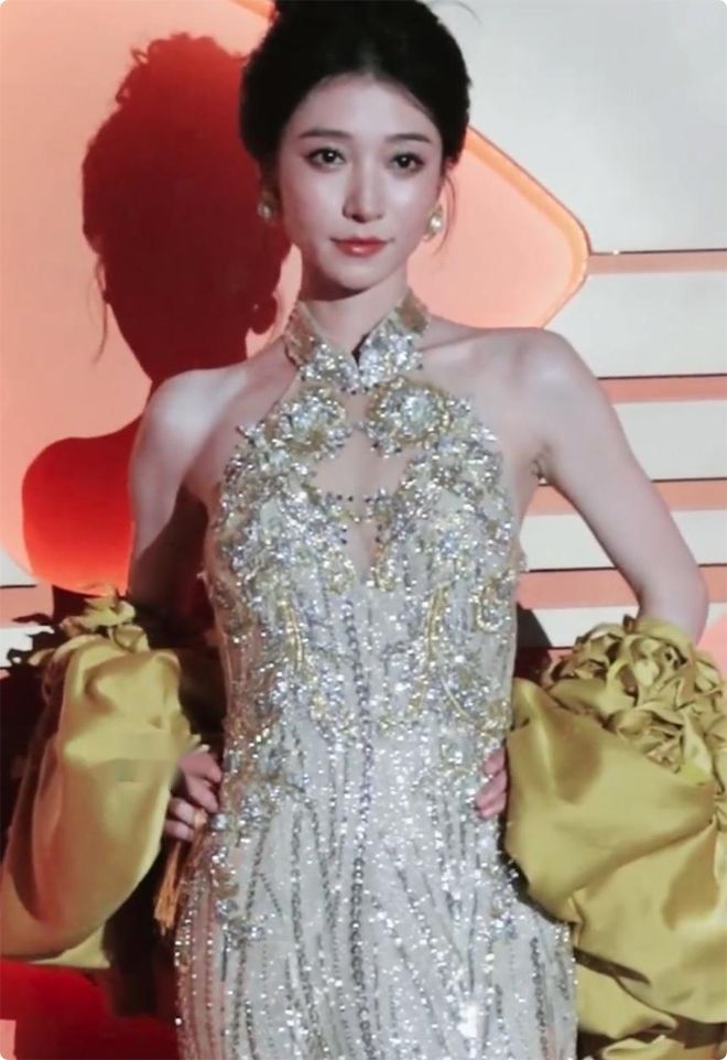 个天生丽质颜值身材都不输内娱女星开元棋牌短剧演员红毯：女演员们各(图13)