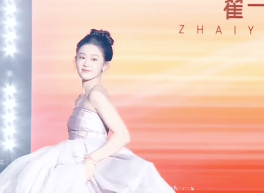 个天生丽质颜值身材都不输内娱女星开元棋牌短剧演员红毯：女演员们各(图23)