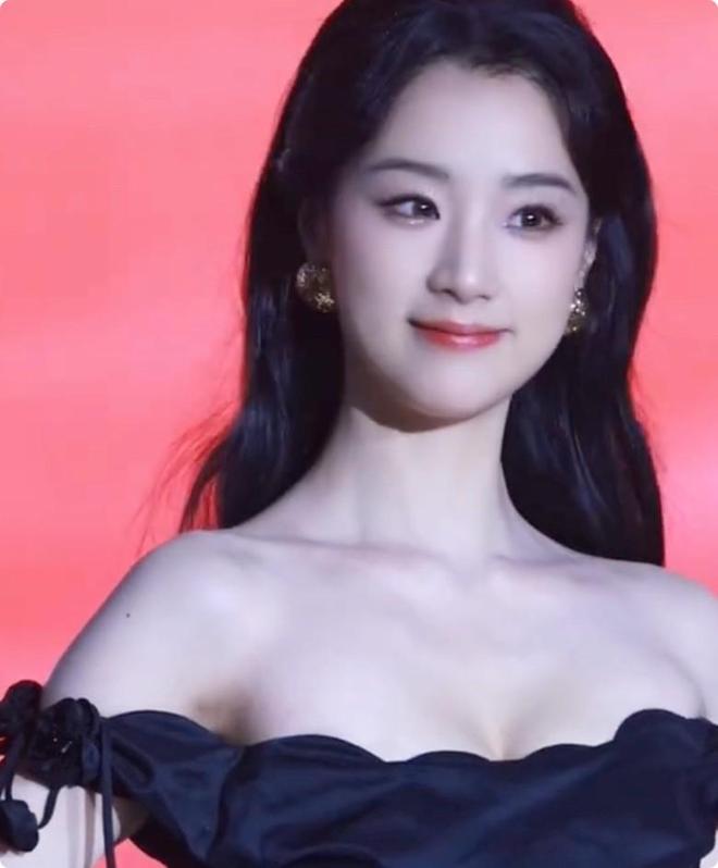 个天生丽质颜值身材都不输内娱女星开元棋牌短剧演员红毯：女演员们各(图22)