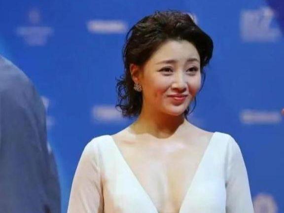 感”深V裙+齐肩发解锁成性魅力密码开元棋牌网站46岁殷桃的“