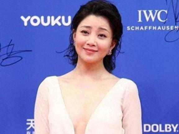 感”深V裙+齐肩发解锁成性魅力密码开元棋牌网站46岁殷桃的“性感高级(图2)