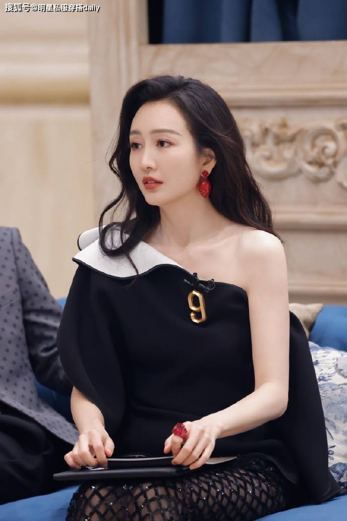 肩上衣+网洞裙大秀身材优雅又高级！开元棋