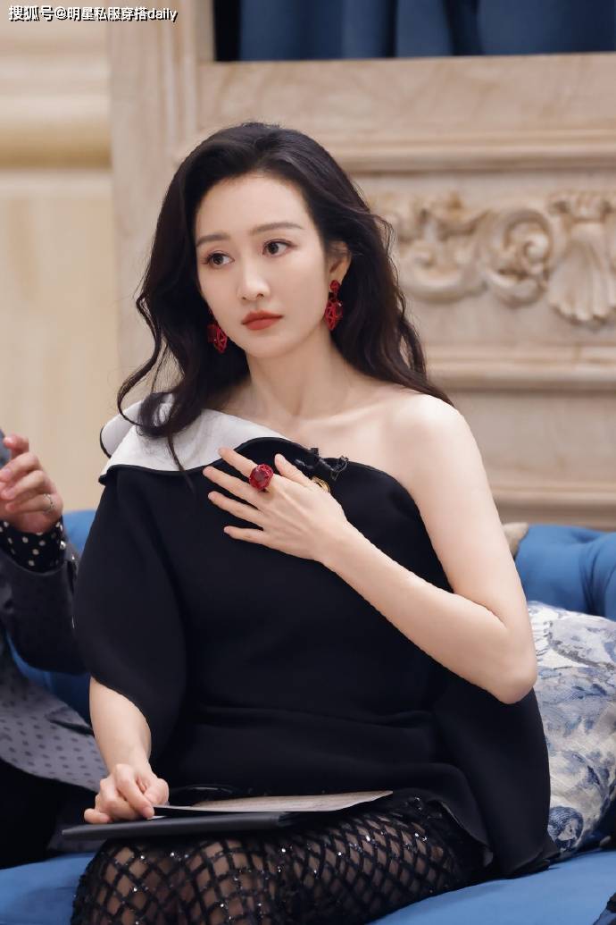 肩上衣+网洞裙大秀身材优雅又高级!开元棋牌王鸥当妈后越发时髦!穿斜(图3) 肩上衣+网洞裙大秀身材优雅又高级!开元棋牌王鸥当妈后越发时髦!穿斜(图3)