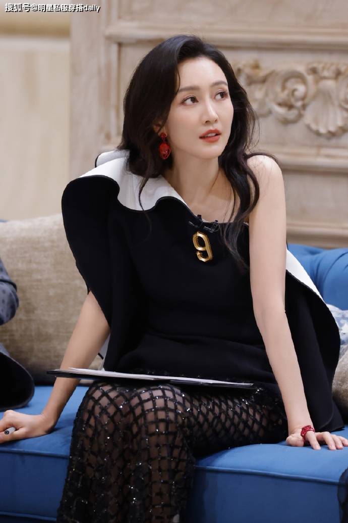 肩上衣+网洞裙大秀身材优雅又高级！开元棋牌王鸥当妈后越发时髦！穿斜(图4)