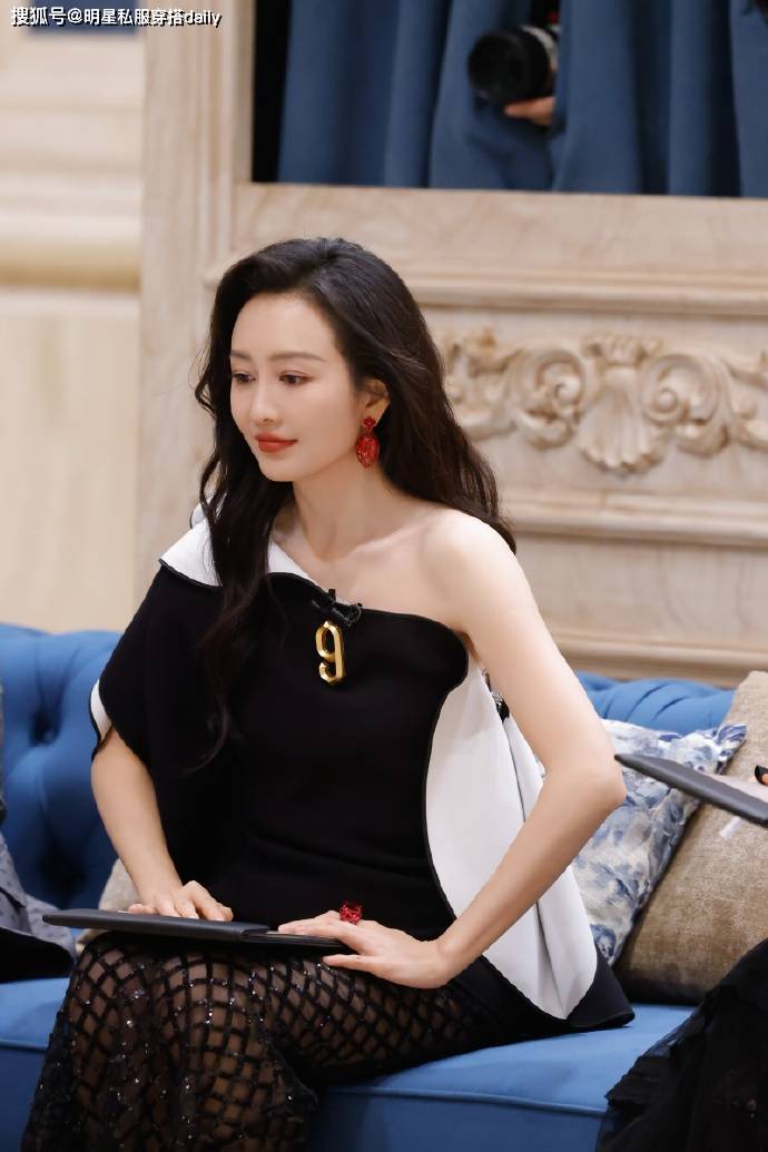 肩上衣+网洞裙大秀身材优雅又高级!开元棋牌王鸥当妈后越发时髦!穿斜(图6) 肩上衣+网洞裙大秀身材优雅又高级!开元棋牌王鸥当妈后越发时髦!穿斜(图6)