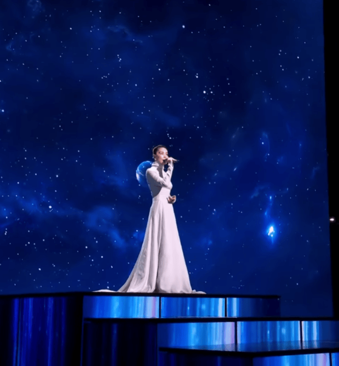 热搜今年的耳环又火了！开元ky棋牌王菲春晚上(图1)