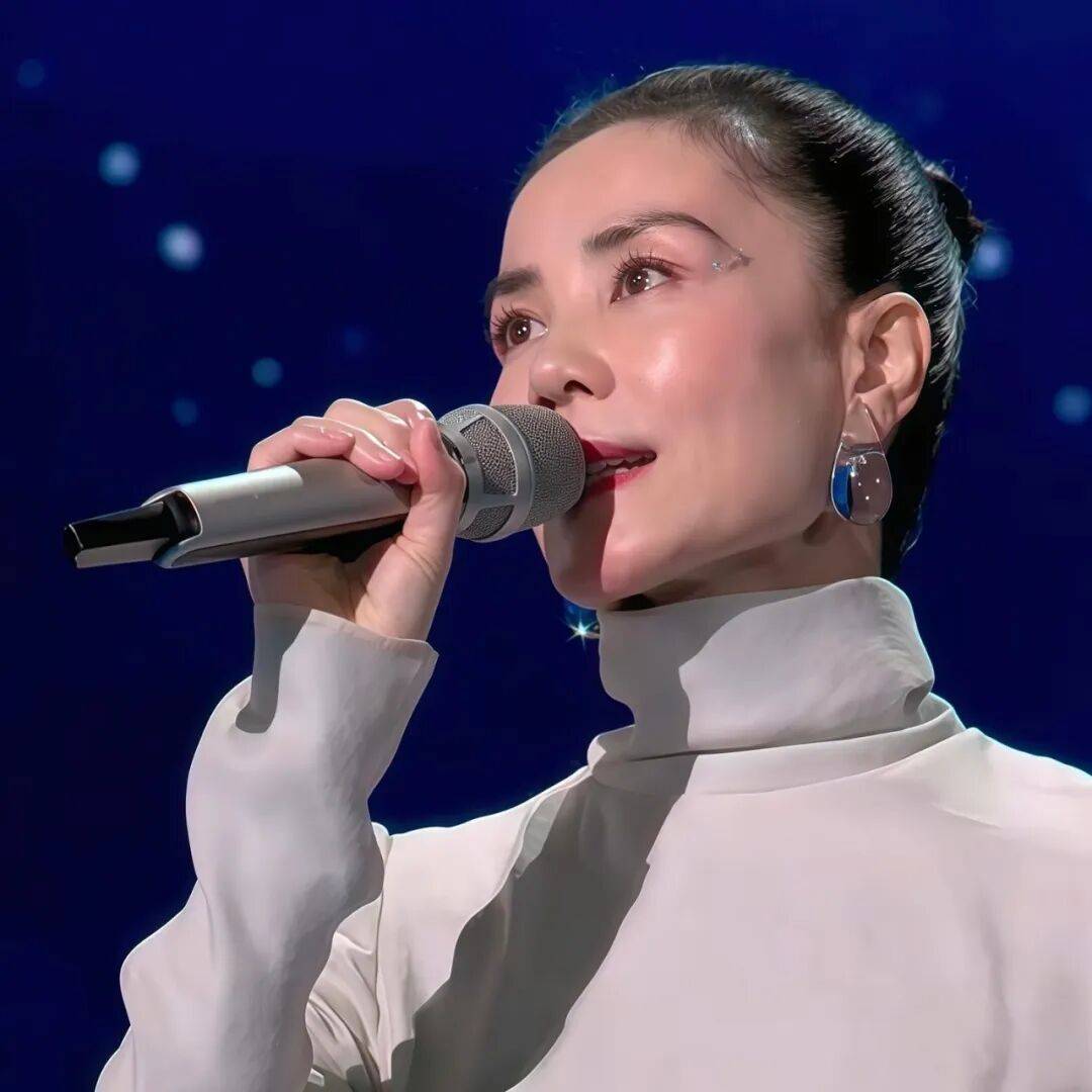 热搜今年的耳环又火了！开元ky棋牌王菲春晚上(图3)